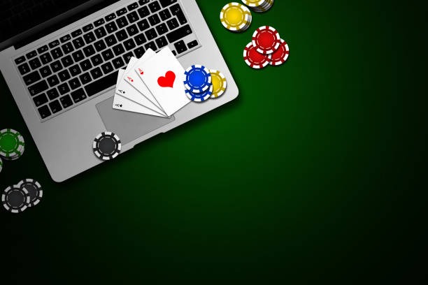 Side-by-side comparison of Fortune Tiger slot grid and live roulette table on macanhoki